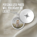 Personalisiertes Foto wirst du mich heiraten Medaillon<br><div class="desc">Dieses Schloss ist ein wirklich bezaubernder Weg, den Moment für immer vorzuschlagen und zu schätzen. Es ist so konzipiert, dass es ein besonderes Foto von Ihnen und Ihren Geliebten aufnehmen kann, und es verdoppelt sich als herzlicher Heiratsantrag. Stellen Sie sich vor, Sie würden überrascht und Freude auf dem Gesicht Ihres...</div>