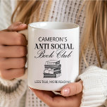 Personalisiertes Funny Book Lover Introvert Spaß Kaffeetasse<br><div class="desc">Feiern Sie Ihre Liebe mit dieser individuellen "Anti-Social Book Club"-Tasse, die für Introvertierte und Buchliebhaber gleichermaßen konzipiert ist. Mit einem charmanten Stapel an Bücherbildern und der witzigen Phrase "Weniger Talk, Mehr Lesen" ist dieser personalisierte Schlamm perfekt für diejenigen, die einen ruhigen Moment mit ihrem Lieblingsroman bevorzugen. Egal, ob Sie am...</div>