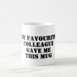 Personalisiertes Funny Colleague Geschenk Geheimni Kaffeetasse<br><div class="desc">Funny Personalisiertes Zitat Tasse mit "Meine Lieblingskollegin gab mir diese Tasse" Sprichwort für Arbeitsbüros Kollegen , Geburtstagsgeschenk , Geheimtipp , Weihnachten , verlassend Geschenk oder für einen nahen Freund. Es wird sicherlich etwas Spaß und Lachen bringen. Geeignet für Männer , Frauen oder alle Arbeitskollegen oder Freunde, die Sie als ihre...</div>