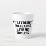 Personalisiertes Funny Colleague Geschenk Geheimni Milchtasse<br><div class="desc">Funny Personalisiertes Zitat Tasse mit "Meine Lieblingskollegin gab mir diese Tasse" Sprichwort für Arbeitsbüros Kollegen , Geburtstagsgeschenk , Geheimtipp , Weihnachten , verlassend Geschenk oder für einen nahen Freund. Es wird sicherlich etwas Spaß und Lachen bringen. Geeignet für Männer , Frauen oder alle Arbeitskollegen oder Freunde, die Sie als ihre...</div>