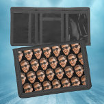 Personalisiertes Funny Cut-Out-Foto Tri-fold Geldbeutel<br><div class="desc">Die sonnige Ausschnitt-Portemonnaie personalisiert mit dem eigenen Foto. Laden Sie ein Ausschnitt des Gesichts mit einem transparenten Hintergrund hoch und es wird automatisch auf allen Seiten des Produktes repliziert. Um den Cut-Out zu machen, können Sie alle mobilen oder Computer-Anwendungen herunterladen, verwenden Sie das Programm mit dem Namen Canva oder Fotoshop....</div>