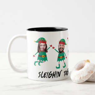 Personalisiertes Funny Face Foto Weihnachtself Zweifarbige Tasse