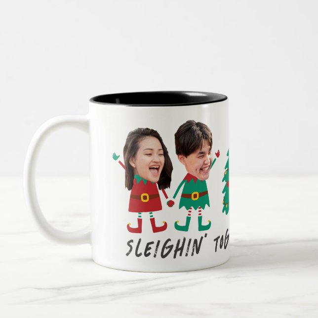 Personalisiertes Funny Face Foto Weihnachtself Zweifarbige Tasse (Links)