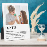 Personalisiertes Funtie-Definition-Zitat Fotoplatte<br><div class="desc">Dieses Zitat-Design der Funtie-Definition ist der perfekte Weg, um die besondere Bindung zu feiern, die Ihre Schwester mit Ihrem Kind als "Fun Tunt" teilt. Dieses Design ist etwas, das nicht nur ihren Raum erhellt, sondern auch die einzigartige Freude und Liebe, die sie Ihrer Familie bringt, einfängt. Ob es um ein...</div>