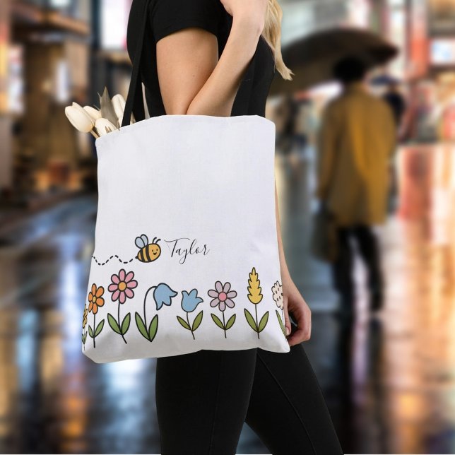 Personalisiertes Geschenk mit Biene und farbenfroh (Bee and Colorful Flowers Personalized Gift Tote Bag
by Ricaso. Add own text to this cute bag)
