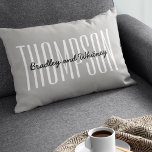 Personalisiertes Geschenk Moderner Grauer Familien Lendenkissen<br><div class="desc">Einfaches,  modernes Familienkissen mit klassisch grauem Hintergrund,  Ihrem Nachnamen in einer großen,  sauberen Schrift und Ihren Vornamen. Alles auf diesem Kissen kann auf den Anzug des Stils Ihrer Zuhause,  das wäre ein cooles Geschenk für frisch vermählte.</div>