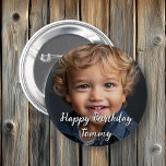 Personalisiertes Glück Geburtsname und Foto Button<br><div class="desc">Personalisieren Sie die Geburtstagsknöpfe dieses Jungen,  indem Sie das Bild und den Namen Ihres Kindes zu dieser Happy Birthday Taste im personalisierten Bereich hinzufügen.</div>