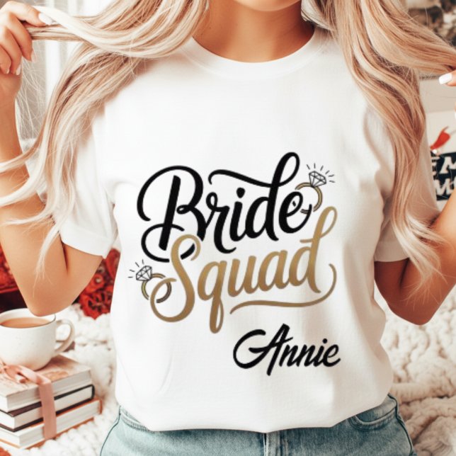 Personalisiertes Gold Bride Squad Junggesellinnena Tri-Blend Shirt (Von Creator hochgeladen)
