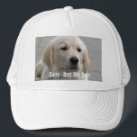 Personalisiertes goldener Retriever-HundeFoto und Truckerkappe<br><div class="desc">Personifizieren Sie dieses goldener Retriever-Hundeandenken mit dem Ihrem Foto des Hundes oder des Welpen und Namen (oder anderem Haustier- oder Personen-Foto/Namen). Text liest "besten Hund überhaupt" oder addiert Ihren eigenen Text - uns Liebe Gänseblümchen (der Name Ihr Hundes), der Geburtstag des Hundes oder Tag des Überschreitens. Klicken Sie einfach an...</div>