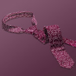 Personalisiertes Golf Monogram Name Burgundy Golf Krawatte<br><div class="desc">Mit dieser personalisierten Golf-Krawatte mit einem stilvollen Burgundy-Hintergrund und wiederholtem Mongram-Golfball-Muster fügen Sie eine Touch sportlicher Eleganz hinzu. Ideal für Golfliebhaber, Väter, Trauzeugen oder alle, die das Spiel genießen, diese individuelle Krawatte kann mit Ihrem Namen für ein einzigartiges Geschenk personalisiert werden. Egal ob Sie sich für ein Turnierabend, einen Vatertag...</div>