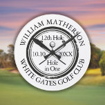 Personalisiertes Golfcenter in einem klassischen G Runde Wanduhr<br><div class="desc">Die klassische Retro-Optik mit altertümlicher Briefmarke. Personalisieren Sie den Namen,  die Nummer des Ortes Loch und das Datum,  um einen großen Sake zu schaffen,  um dieses fantastische Loch in einem zu feiern. Entwickelt von Thisisnotme©</div>