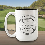 Personalisiertes Golfcenter in einem modernen klas Zweifarbige Tasse<br><div class="desc">Personalisieren Sie den Namen,  die Position Loch Nummer und das Datum,  um einen großen Golfkeepake zu schaffen,  um dieses fantastische Loch in einem zu feiern. Entwickelt von Thisisnotme©</div>