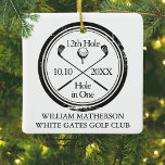 Personalisiertes Golfcenter in einem Retro-Keramik Keramikornament<br><div class="desc">Die klassische Retro-Optik mit altertümlicher Briefmarke. Personalisieren Sie den Namen,  die Position Loch Nummer und das Datum,  um einen großen Golfkeepake zu schaffen,  um dieses fantastische Loch in einem zu feiern. Entwickelt von Thisisnotme©</div>