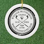 Personalisiertes Golfloch mit einem Foto - Keepake Keramik Ornament<br><div class="desc">Die klassische Retro-Optik mit altertümlicher Briefmarke. Personalisieren Sie den Namen,  die Nummer des Loch-Platzes,  das Datum und das Foto auf der Rückseite,  um einen tollen Golfkeepake zu schaffen,  um dieses fantastische Loch-in-one zu feiern. Entwickelt von Thisisnotme©</div>