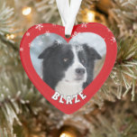 Personalisiertes Grenz Collie Weihnachtshund Haust Ornament<br><div class="desc">Niedliche Personalisierte Grenze Collie Weihnachtshund Foto-Ornament. Sie können es mit dem Foto Ihres Haustieres und dem Namen personalisieren. Legen Sie Ihr Lieblings-Foto ein. Schöne weiße Schneeflocken überlagern das Foto. Sie können dieses maßgeschneiderte Ornament für jedes Haustier verwenden. Der Schmuck ist rot. Ein toller Sake für Sie oder ein Geschenk für...</div>