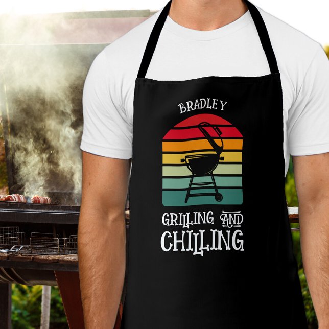 Personalisiertes Grillen und Abkühlen Schürze (Grilling and Chilling Personalized Black Apron)