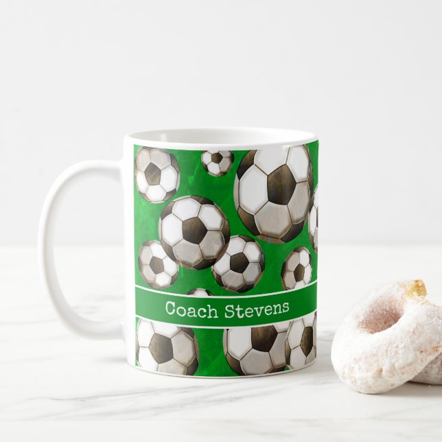 Personalisiertes grünes Fußballfeld | Fußballbälle Kaffeetasse (Mit Donut)