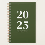 Personalisiertes Grünes Olivenöl Monat/Woche Planer<br><div class="desc">Bleibe organisiert und stilvoll mit unserem Personalisierten Minimal Modern Chic Trendy Olive Green Monthly/Weekly Planner. Dieser elegante Planer verfügt über eine elegante Terrakotta-Abdeckung, die sich perfekt eignet, um Ihrem Alltag eine Touch von Eleganz hinzuzufügen. Im Inneren finden Sie geräumige monatliche und wöchentliche Layouts, die Ihnen bei der persönlichen oder geschäftlichen...</div>