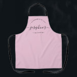 Personalisiertes Haus mit Liebe Küche pink Schürze<br><div class="desc">Lasst uns backen. Passen Sie den Skriptnamen auf dieser personalisierten rosa Schürze an. Hier in Rot mit weißer Typografie in einer stilvollen Behandlung. Ermuntern Sie den Süßbäcker in Ihrem Leben, einen kleinen Geschäftsbäckereibesitzer mit einem besonderen Geschenk. Ideal zum Backen dieser leckeren Goodies, Leckereien, Kuchen, Kekse und vieles mehr. Mit den...</div>