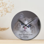 Personalisiertes Haustier Foto Best Ragdoll Clock  Runde Wanduhr<br><div class="desc">Dieses Design zeichnet sich durch ein wunderschönes, blau-mit Augen Ragdoll Katzenjacke-Foto und eine schwarze Typografie aus. Sie können das Foto durch ein Bild Ihrer eigenen Katze oder eines Kätzchens ersetzen. Der Beispieltext - Best Ragdoll Ever - kann nach eigenem Ermessen mit Wörtern bearbeitet werden, und es kann auch ein Name...</div>