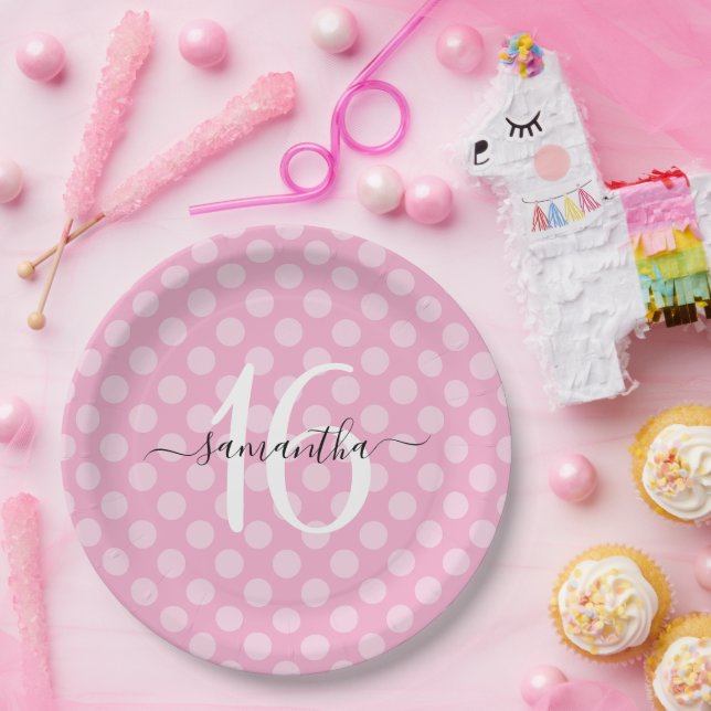 Personalisiertes hellrosa Polka Dot Sweet 16 Pappteller (Party)