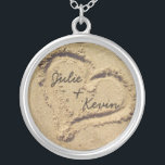 Personalisiertes Herz in der Sand-Kette Versilberte Kette<br><div class="desc">Herz in der Sand-Kette,  mit dem Namen der Braut und Bräutigam!  Ein tolles Geschenk für alle,  die eine Hochzeit am Strand haben,  oder für Neuvermählte!  Auch macht eine lustige Freundin und Freund Halskette!</div>