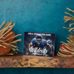 Personalisiertes High School Football Player Foto Fotoplatte<br><div class="desc">Diese coole,  kundenspezifische High School Football Foto-Plakette zeigt eine weiße Typografie Ihres Teams und Spielernamen. Personalisieren Sie mit dem Maskottyp über das Athletenfoto.</div>