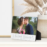 Personalisiertes HochzeitsFoto Fotoplatte<br><div class="desc">Die elegante Hochzeitsplakette besticht durch Ihr beliebtes,  horizontal oder landschaftsorientiertes Hochzeitsfest-Foto. Ihr Familienname oder Familienname erscheint in schick grau mit Ihren Namen und dem Hochzeitstermin überlagert auf einem transparenten weißen Band.</div>