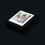 Personalisiertes Hochzeitskoffer für Foto Erinnerungskiste<br><div class="desc">Ein personalisiertes Foto aus Hochzeitsholz lackiert Sake-Box. Ersetzen Sie dieses Foto durch Ihr eigenes Lieblings-Hochzeitsfest-Foto.</div>