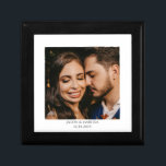 Personalisiertes Hochzeitskoffer für Foto Erinnerungskiste<br><div class="desc">Ein personalisiertes Foto aus Hochzeitsholz lackiert Sake-Box. Ersetzen Sie dieses Foto durch Ihr eigenes Lieblings-Hochzeitsfest-Foto.</div>