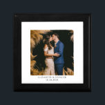 Personalisiertes Hochzeitskoffer für Foto Erinnerungskiste<br><div class="desc">Ein personalisiertes Foto aus Hochzeitsholz lackiert Sake-Box. Ersetzen Sie dieses Foto durch Ihr eigenes Lieblings-Hochzeitsfest-Foto.</div>