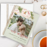 Personalisiertes Hochzeitsstich Foto Blush and Sag Planer<br><div class="desc">Der personalisierte Hochzeitsplaner Blush Pink Peony Foto bietet ein individualisierbares Foto inmitten von Aquarellpinken und Blume mit Goldlinie. Moderne Schrift-Schriften-Typografie auf subtilem, grünen Hintergrund. Von dieser Seite aus können Sie die Sammlung sehen, um passende Produkte zu finden. -Zeile Anpassen mit dem Text mithilfe der Vorlagenfelder. Wenn Sie gewollt haben, um...</div>
