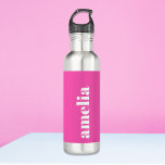 Personalisiertes Hot-Pink-Monogramm Edelstahlflasche<br><div class="desc">Niedliche Wasserflasche mit Ihrem Monogramm-Namen oder Initialen in einem fett weißen beliebten Schriftart auf einem heißen neonrosa Hintergrund. Sie können die Textgröße im Entwurfswerkzeug für kürzere oder längere Namen anpassen.</div>