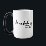 Personalisiertes Hubby-Skript im etablierten Jahr Verwandlungstasse<br><div class="desc">Diese "hubby"-Tasse wurde mit Ihrem festgefahrenen Jubiläumsjahr individuell gestaltet. Elegantes Skript mit personalisiertem Text macht ein nachdenkliches Geschenk. Eine morphende Tasse zu sein macht es besonders lustig. *Bitte zögern Sie nicht, mich zu kontaktieren, wenn Sie Hilfe bei meinen Designs benötigen. Es ist einfach genug, einen bestehenden Stil auf ein anderes...</div>