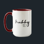 Personalisiertes Jahr Moderne Skriptabby Tasse<br><div class="desc">Diese zweifarbige Tasse wird mit Ihrem Jubiläumsjahr für "Hubby" individuell angepasst. Elegantes Skript mit personalisiertem Text macht ein nachdenkliches Geschenk.</div>