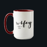 Personalisiertes Jahr Modernes Script Wifey Tasse<br><div class="desc">Diese zweifarbige Tasse wird mit Ihrem Jubiläumsjahr für "Wifey" individuell gestaltet. Elegantes Skript mit personalisiertem Text macht ein nachdenkliches Geschenk.</div>