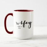 Personalisiertes Jahr Modernes Script Wifey Tasse<br><div class="desc">Diese zweifarbige Tasse wird mit Ihrem Jubiläumsjahr für "Wifey" individuell gestaltet. Elegantes Skript mit personalisiertem Text macht ein nachdenkliches Geschenk.</div>