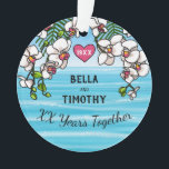 Personalisiertes Jubiläum Tropical Beach Orchideen Ornament<br><div class="desc">Sind Sie verheiratet geworden, Flitterwochen oder haben Sie am Strand oder auf einer Insel gelebt? Feiern Sie Ihren Hochzeitstag mit diesem personalisierten Küstenschmuck! Schöne blaue Ozeanwellen erstrecken sich bis zum klaren Himmelshorizont hinter einem blühenden Rahmen von tropischen weißen Orchideen und Palmen Blätter. Die Namen des glücklichen Paares, das Hochzeitsjahr und...</div>