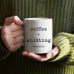 Personalisiertes Kaffeeknittern bearbeitbarer Text Kaffeetasse<br><div class="desc">Für Stricker, die ihren Kaffee brauchen, um kreativ bleibe, ist diese individuell anpassbare Kaffeemaschine die perfekte Ergänzung! Mit einem lustigen Strickangebot kann diese Tasse mit Ihrem Namen und einer besonderen Botschaft personalisiert werden, was sie zu einem nachdenklichen Geschenk für den Strickliebhaber in Ihrem Leben macht. Egal, ob Sie beim Stricken...</div>