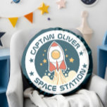 Personalisiertes Kids Space Ship Rundes Kissen<br><div class="desc">🚀 ab nach Dreamland! Fügen Sie Ihrem kleinen Astronautenzimmer eine Touch kosmischen Charmes mit diesem weltraumorientierten Kissen hinzu! Dieses Kissen ist nicht nur ein Dekor, es ist auch ein Ticket für die Sterne, es ist perfekt, um einen galaktischen Aufenthalt in ihrem Schlafzimmer zu schaffen. Ob "Captain Mason" oder "Commander Ava",...</div>