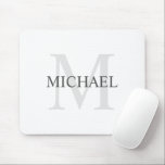 Personalisiertes klassisches Monogramm und Name Mousepad<br><div class="desc">Personalisierte Monogram und Name Gift zeigen personalisierte Namen in Grau und Monogramm in hellgrau als Hintergrund,  im klassischen Serif Schriftart Stil,  auf weißem Hintergrund. Perfekt als Feriengeschenk,  Vatertagsgeschenk für Papa und Geschenk für alle besondere Anlässe.</div>