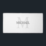 Personalisiertes klassisches Monogramm und Name Schreibtischunterlage<br><div class="desc">Personalisierte Monogram und Name Gift zeigen personalisierte Namen in Grau und Monogramm in hellgrau als Hintergrund,  im klassischen Serif Schriftart Stil,  auf weißem Hintergrund. Perfekt als Feriengeschenk,  Vatertagsgeschenk für Papa und Geschenk für alle besondere Anlässe.</div>