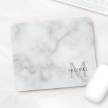 Personalisiertes klassisches Monogramm und Namensm Mousepad<br><div class="desc">Personalisiertes Monogramm- und Namensgeschenk weist personalisierten Namen in Grau und Monogramm in hellgrau als Hintergrund,  klassisch serf Schriftart-Stil,  auf weißem Marmor-Look Hintergrund.

Ideal als Urlaubsgeschenk,  Vatertagsgeschenk für Papa und Geschenk für jeden besondere Anlässe.</div>