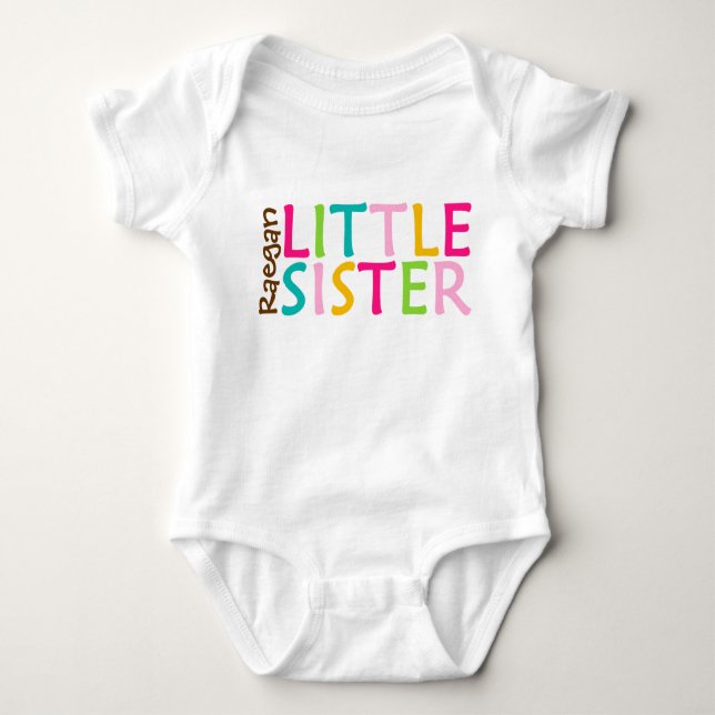 Personalisiertes kleines Schwesterbaby One you Bod Baby Strampler (Vorderseite)