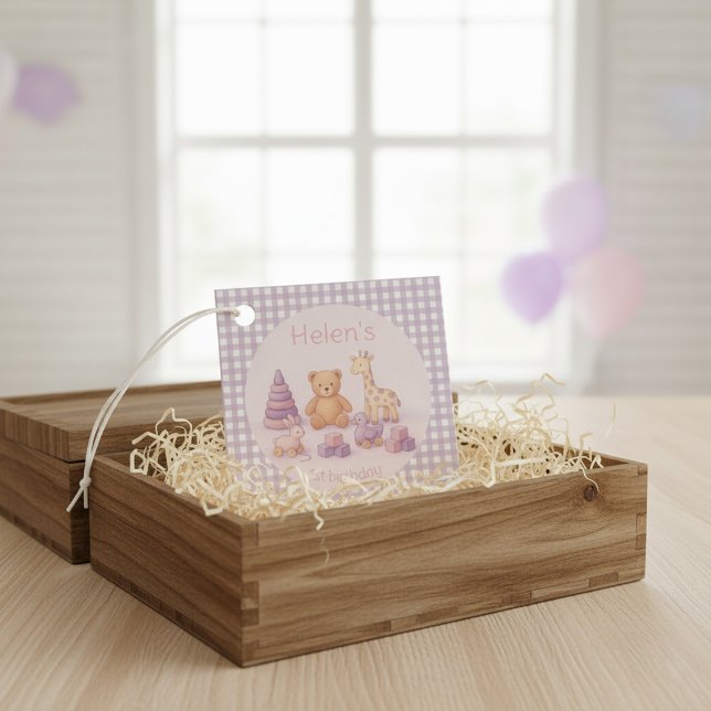 Personalisiertes Lavendel-Gingham 1. Geburtstag  Geschenkanhänger (Von Creator hochgeladen)