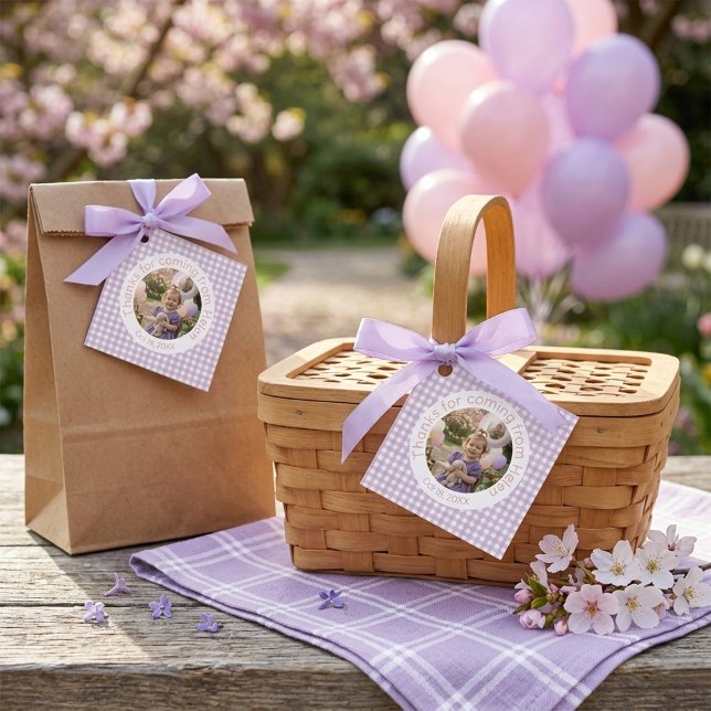 Personalisiertes Lavendel-Gingham 1. Geburtstagsfo Geschenkanhänger (Von Creator hochgeladen)