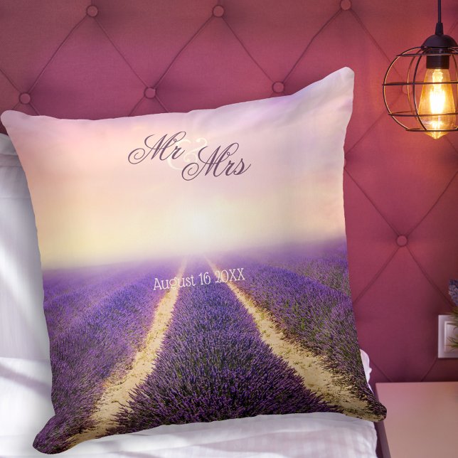 Personalisiertes Lavendelkissen Kissen (Romantic wedding pillow featuring a painting of a lavender field in a dreamy atmosphere)
