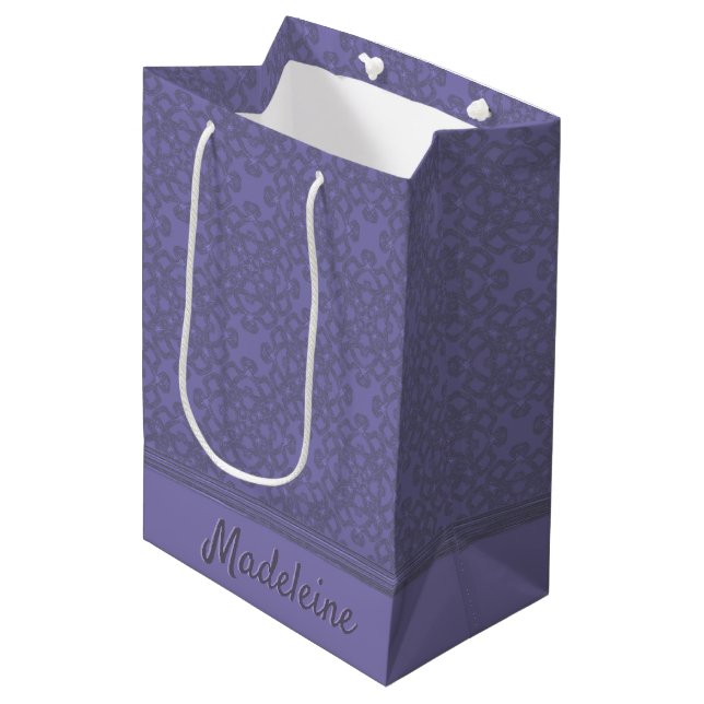Personalisiertes Lavendelmuster Mittlere Geschenktüte (Vorderseite Schrägansicht)