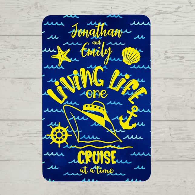 Personalisiertes Leben Eine Reise zur Zeit Magnet (Living life one cruise at a time.  Personalized cruise door magnet.)