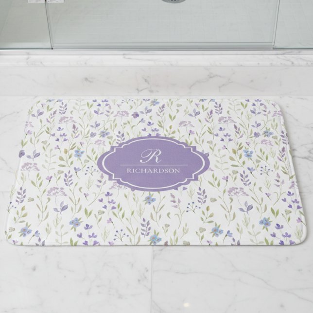 Personalisiertes lila Blumenmonogramm Badematte (purple blue wildflower floral bathmat with custom monogram initial and family name)